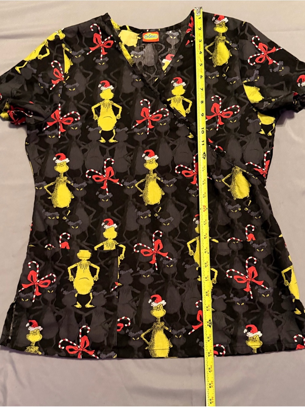 Dr. Seuss Grinch Holiday Christmas Scrub Top Womens Small (S)
